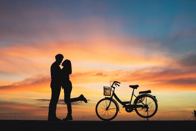 silhouette-couple-love-kissing-sunset-couple-love-concept